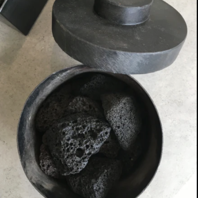 Mad et Len Lava Rock & Pure Crystal Potpourri in Iron Vessel